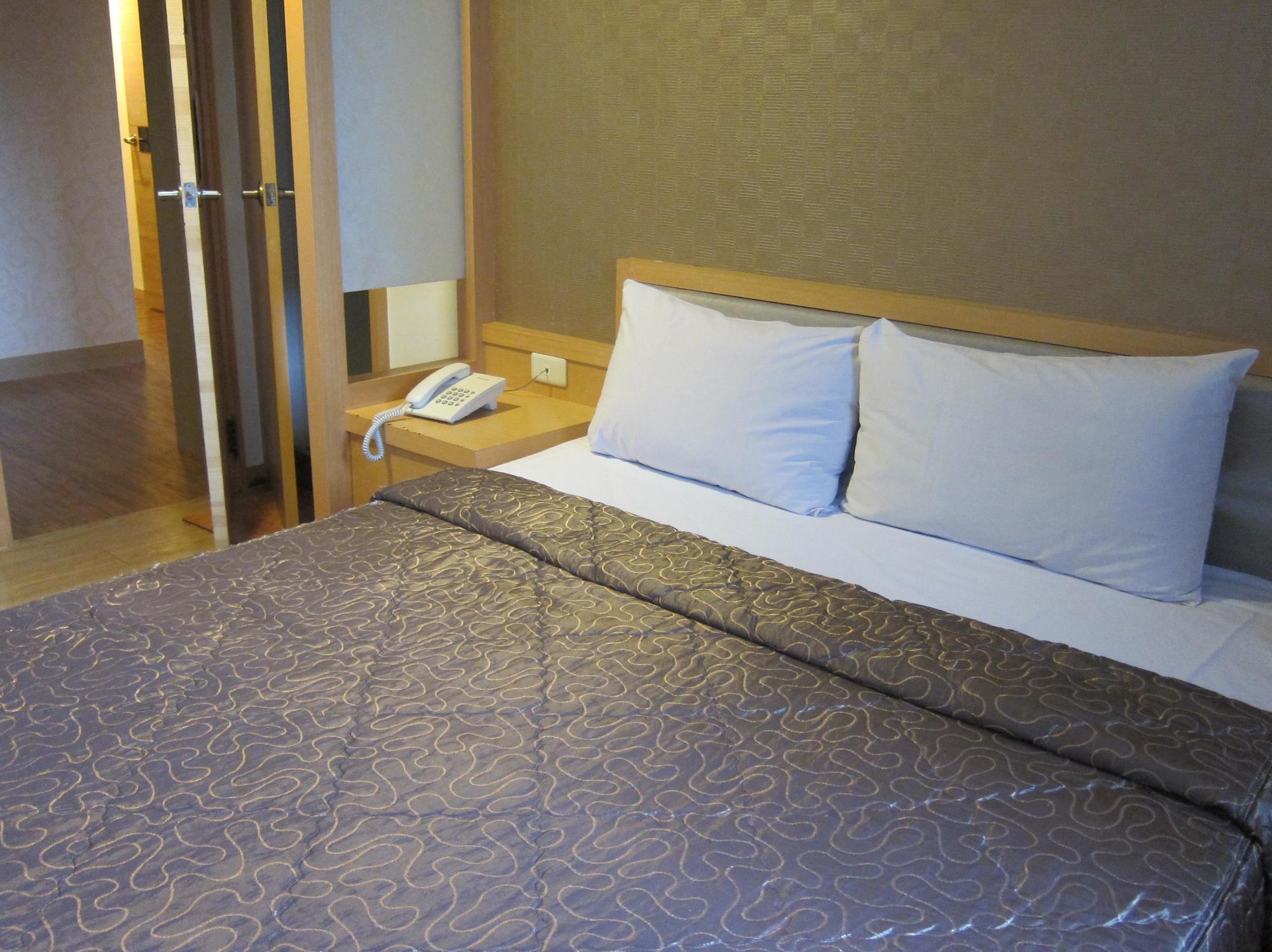 Ing Wang Hotel Tainan Luaran gambar