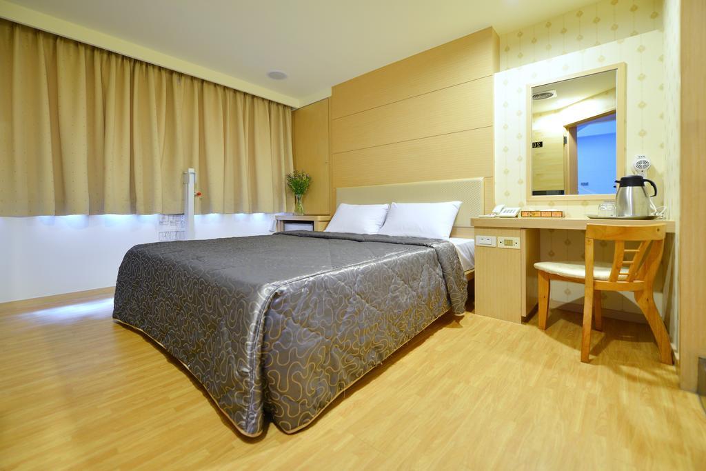 Ing Wang Hotel Tainan Luaran gambar